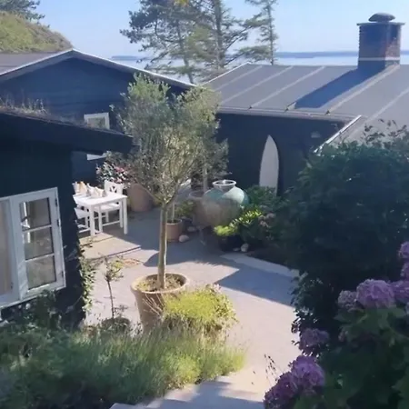 Med Havudsigt Og Atriumgard *